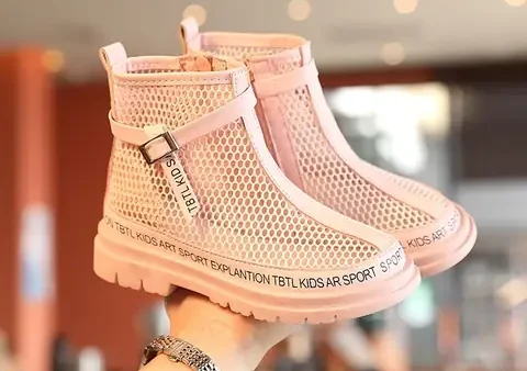 Giày Boot Cho Bé Gái 1 Tuổi: Mẫu Đẹp, Ấm Áp, An Toàn Cho Bé