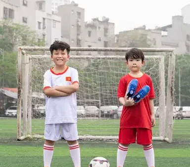Chọn Giày Đá Bóng Cho Bé 4 Tuổi: Hướng Dẫn Chi Tiết, Đảm Bảo Bé Chơi Thoải Mái & An Toàn