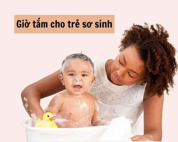Giờ Tắm Cho Bé Sơ Sinh: Thời Điểm Lý Tưởng & Những Lưu Ý Quan Trọng Cho Mẹ
