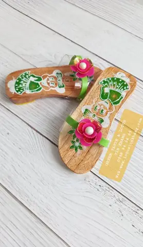 Guốc Mộc Cho Bé Gái: Hướng Dẫn Chọn Mua & Các Mẫu Đẹp Nhất 2024