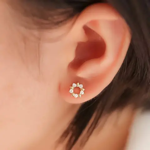 Hoa Tai Đẹp Cho Bé Gái: Chọn Kiểu Dáng, Chất Liệu An Toàn & Mẫu Mã Phổ Biến Nhất Hoa Tai Đẹp Cho Bé Gái: Chọn Kiểu Dáng, Chất Liệu An Toàn & Mẫu Mã Phổ Biến Nhất