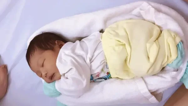 Hướng Dẫn Chi Tiết Cách Quấn Khăn Cho Bé Sơ Sinh An Toàn, Giúp Bé Ngủ Ngon