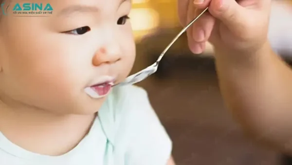 Khi Nào Bé Có Thể Ăn Sữa Chua Và Váng Sữa? Hướng Dẫn Chi Tiết Theo Độ Tuổi