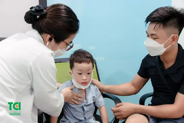 Lá Cây Hạ Sốt Cho Bé: 7 Loại Dược Liệu Tự Nhiên An Toàn Tại Nhà
