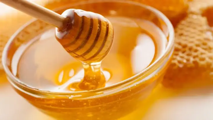 Lá Cây Hạ Sốt Cho Bé: 7 Loại Dược Liệu Tự Nhiên An Toàn Tại Nhà