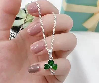Mẫu Dây Chuyền Bạc Đẹp Cho Bé Trai: Chọn Kiểu Dáng, Chất Liệu An Toàn