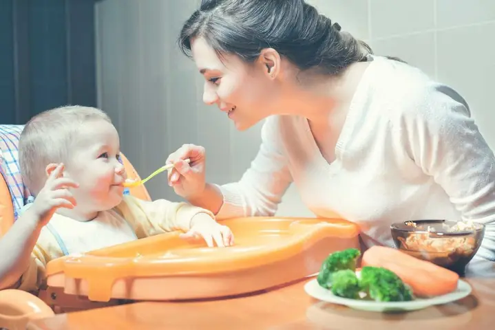 Khi Nào Trẻ Tròn 6 Tháng Là Tốt Nhất Để Bắt Đầu Ăn Dặm? Dấu Hiệu Nhận Biết & Lưu Ý Quan Trọng Khi Nào Trẻ Tròn 6 Tháng Là Tốt Nhất Để Bắt Đầu Ăn Dặm? Dấu Hiệu Nhận Biết & Lưu Ý Quan Trọng