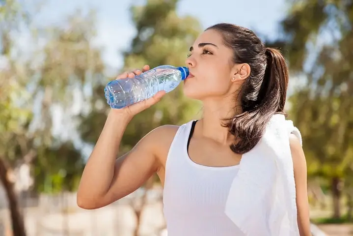 Mẹ Cho Bé Bú Uống Nước Đá Được Không? Giải Đáp Từ Chuyên Gia Và Lời Khuyên Hữu Ích Mẹ Cho Bé Bú Uống Nước Đá Được Không? Giải Đáp Từ Chuyên Gia Và Lời Khuyên Hữu Ích