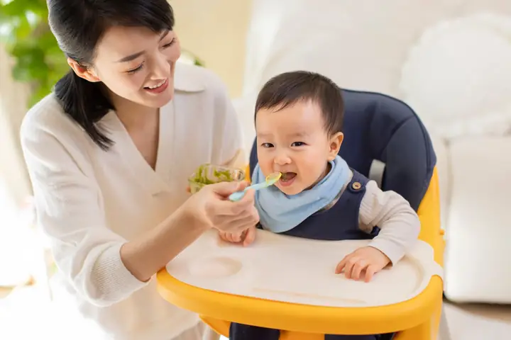 Thực Đơn Ăn Dặm Cho Bé 8 Tháng Tuổi: Công Thức & Gợi Ý Dinh Dưỡng Tăng Cân