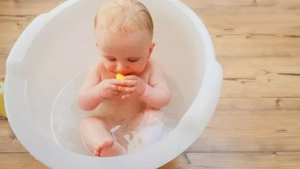 Mùa Đông Nên Tắm Cho Bé Lúc Mấy Giờ Là Tốt Nhất Để Đảm Bảo Sức Khỏe?