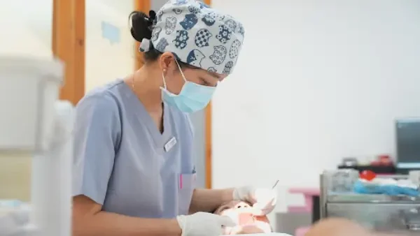 Hướng Dẫn Chi Tiết Cách Nhổ Răng Cửa Cho Bé Tại Nhà An Toàn Và Không Đau